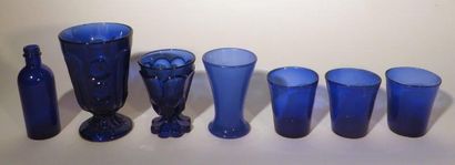 Ensemble en verre bleu comprenant :
Quatre...
