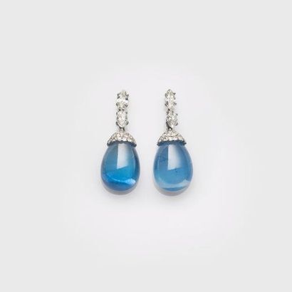 CARTIER, vers 1930 Paire de pendants en platine...