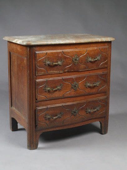 PETITE COMMODE en noyer mouluré à trois tiroirs,...