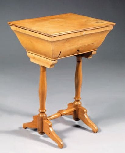 TABLE TRAVAILLEUSE en noyer blond à plateau...
