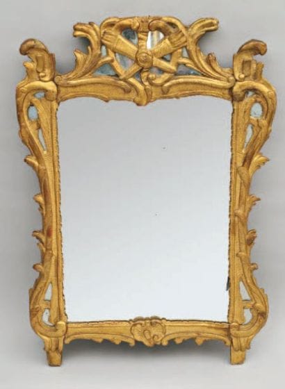 MIROIR en bois sculpté et redoré de forme...