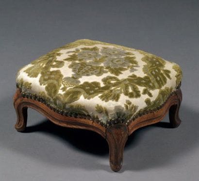 TABOURET REPOSE-PIED. Style Louis XV.
