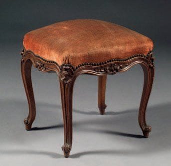 TABOURET en bois mouluré et sculpté de fleurettes....