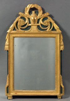 MIROIR dans un encadrement ajouré à fronton...
