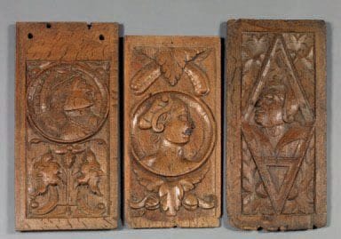 TROIS PANNEAUX DE CHÊNE sculptés de personnages...