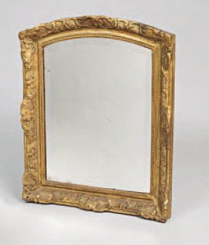 PETIT MIROIR en bois sculpté redoré de forme...