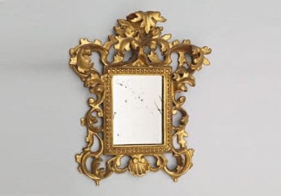 PETIT MIROIR en bois sculpté doré à décor...