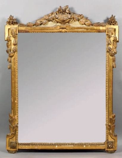 MIROIR BISEAUTÉ dans un cadre en bois sculpté...