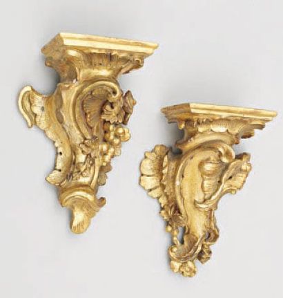 DEUX PETITES CONSOLES D'APPLIQUE redorées...