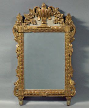 PETIT MIROIR en bois sculpté et stuc redoré...