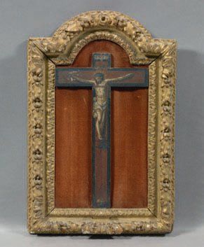 CADRE CHRIST EN BOIS SCULPTÉ à décor de feuilles...