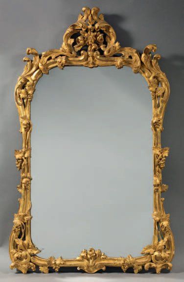 MIROIR à parecloses et fronton en bois doré...