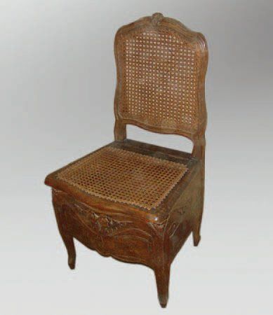 CHAISE PERCÉE cannée en bois naturel sculpté....