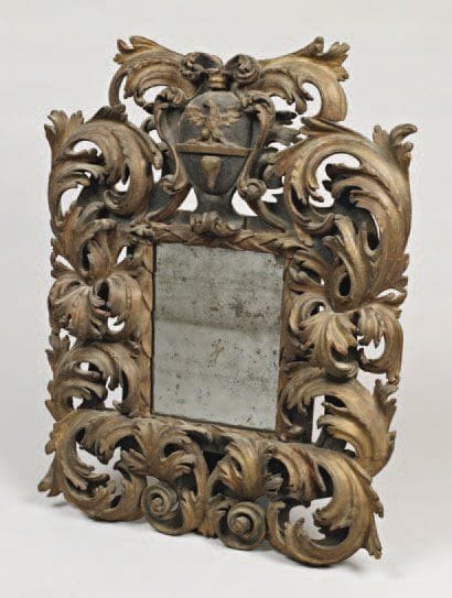JOLI MIROIR EN BOIS sculpté à décor d'acanthes...