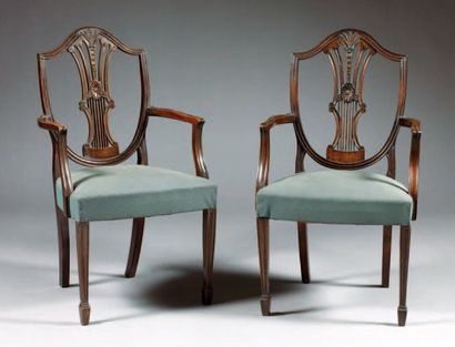 PAIRE DE FAUTEUILS en acajou à dossier ajouré...