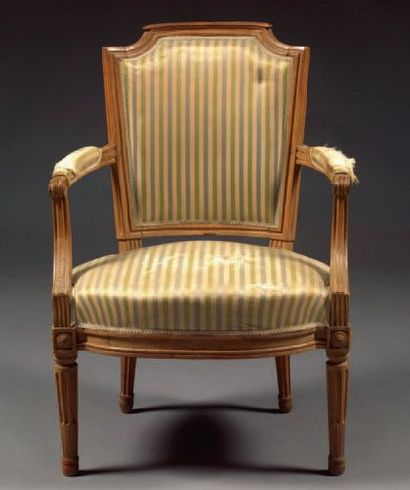 FAUTEUIL CABRIOLET en hêtre dossier à chapeau....