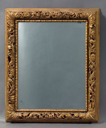 MIROIR dans un encadrement de bois sculpté,...