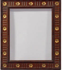CADRE RECTANGULAIRE en noyer à décor de fleurs...
