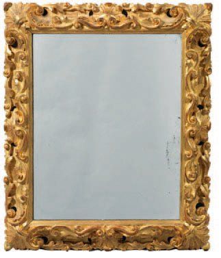 MIROIR en bois sculpté doré à profil renversé...