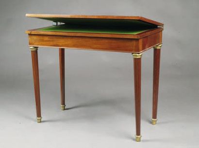 TABLE À JEU à plateau serviette en acajou...