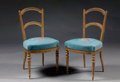 PAIRE DE CHAISES CABRIOLET en bois mouluré,...