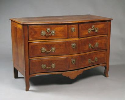 COMMODE à trois rangs de tiroirs légèrement...