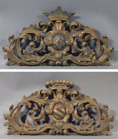 DEUX FRONTONS DE MIROIR en bois et stuc doré...