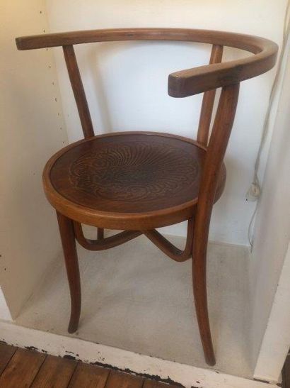 THONET - vers 1910


Fauteuil en bois courbé...