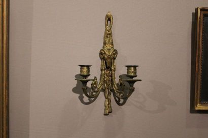 PAIRE D’APPLIQUES

en bronze à deux lumières...