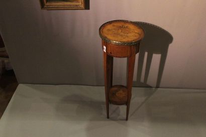 TABLE de salon

en marqueterie de bois de...
