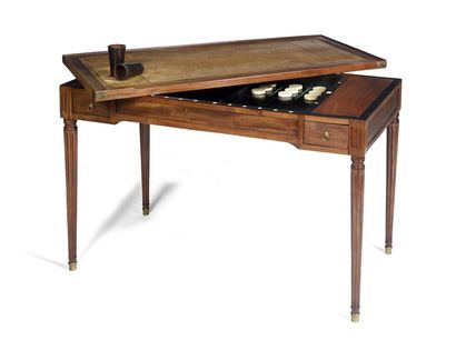 TABLE tric trac

en acajou et placage acajou,

plateau...