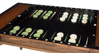 TABLE tric trac

en acajou et placage acajou,

plateau...