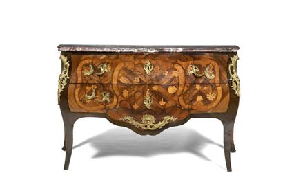 COMMODE

marquetée de réserves fleuries et...