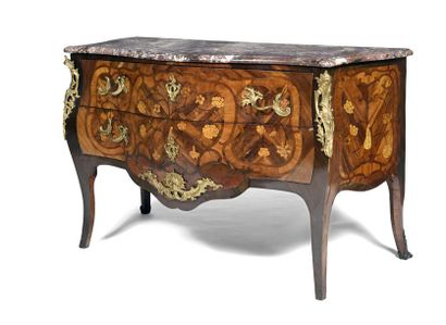 COMMODE

marquetée de réserves fleuries et...
