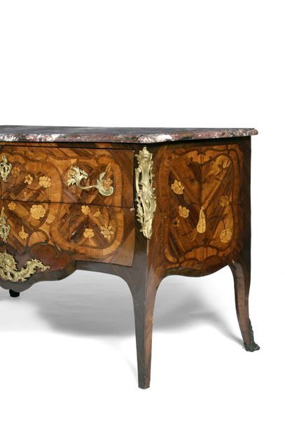 COMMODE

marquetée de réserves fleuries et...