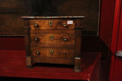 PETITE COMMODE

de maîtrise en noyer, ouvrant...
