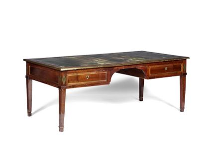 BUREAU plat

en acajou et placage d’acajou...