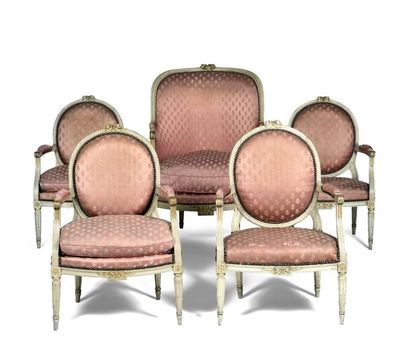 MOBILIER de salon

en noyer mouluré, sculpté...