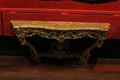 LARGE CONSOLE

mouvementée en bois sculpté...