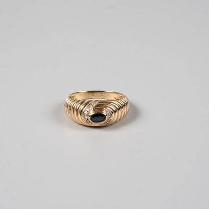 Bague en or 750°/°° à godrons serti clos...