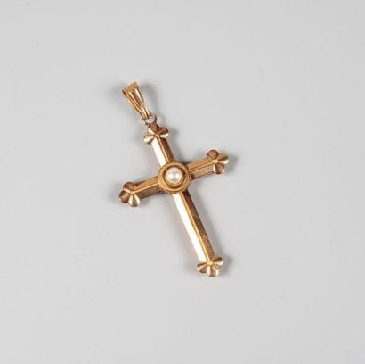 Croix en or ornée d'une perle bouton. Poids...