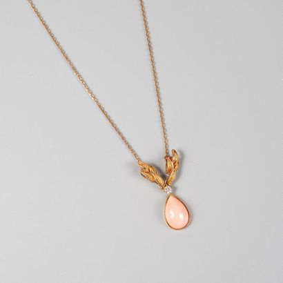 Chaine et son pendentif feuillagé en or serti...