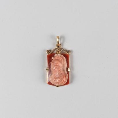 Pendentif en or 750 °/°° orné d'un camée...