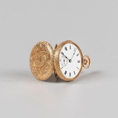 Montre de col en or 750 °/°° à décor ciselé...