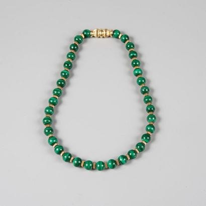 Collier or 750 °/°° orné de boules de malachite...