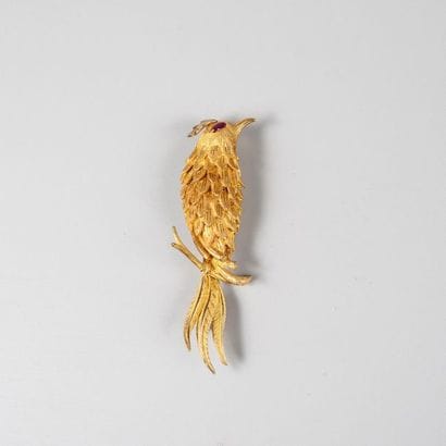 Broche en or colibri serti d'un rubis navette....
