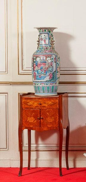 Vase balustre en porcelaine et émaux de la...