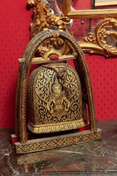 Gong en cuivre laqué et doré, à décor de...