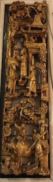Petit panneau en bois sculpté et doré.
60...
