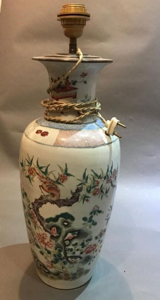 Vase balustre en porcelaine et émaux de la...
